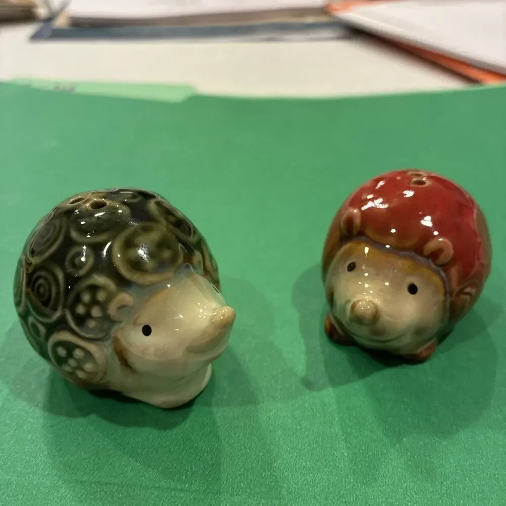 Vintage Hedgehog Salt Pepper Shakers Red Green Floral Swirl Mini 2